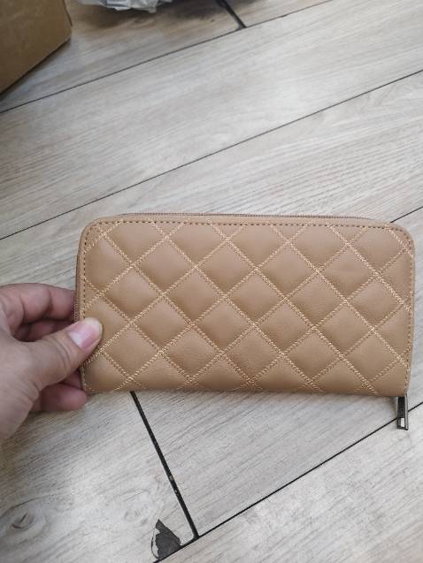 Ví quá đẹp, đường chỉ may rất đều, bên ngoài nhìn gọn nhưng bên trong nhìu ngăn. Rất tiện ạ cảm ơn shop nhìu