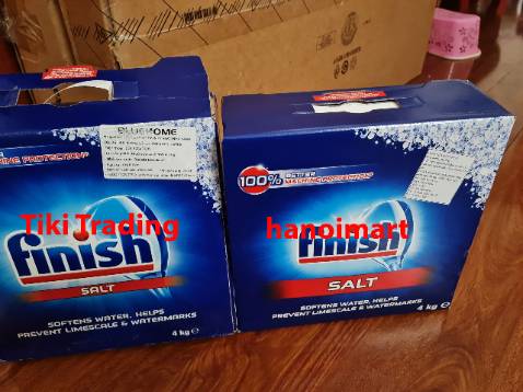 Năm 2020 có mua 1 hộp do Tiki Trading bán. Nay mua sản của hanoimart. Vẫn giao hàng nhanh nhưng  thấy có 2 sự khác biệt kém hơn (trừ 2 sao) sau:

-  Vỏ hội hanoimart mền ọp ẹp không chắc chắn bằng dù vỏ cũ đã để ra ngoài 1 năm. Hình in bên ngoài ngược nhau. 

-  Muối bên trong hạt nhỏ hơn. Bằng cảm quan nhin không chất lượng bằng. Rất tiếc là muối hộp cũ đã đổ hết vào máy không có hình ảnh để chụp so sánh.

Chi tiết khác biệt xem hình ảnh.