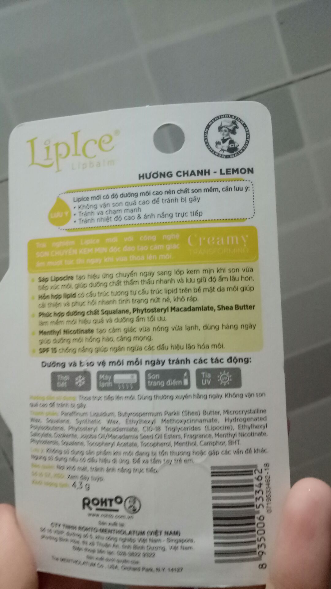 son nhỏ gọn dễ mang theo. Dùng Lip ice lâu năm rồi nhưng bây giờ mới mua mùi chanh. Son rất thơm như đập cả một quả chanh đường vào môi. chỉ cần thoa một lớp nhẹ thôi đã rất mềm môi, không quá bóng, sau khi thoa xong cảm thấy mát mát môi. tô thêm một lớp son màu lên trên là vừa đẹp. Tiki giao hàng khá nhanh. Shipper thân thiện.