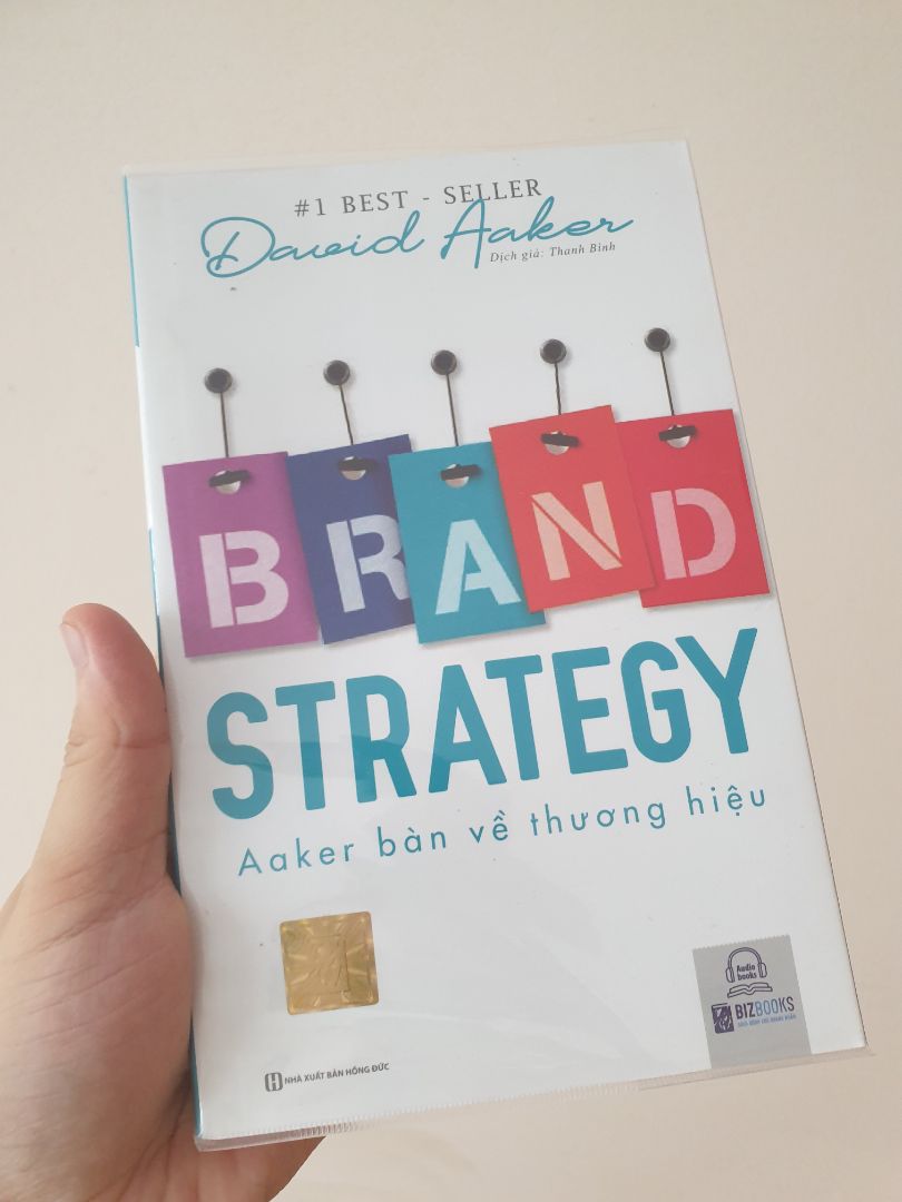 Sách bàn về thương hiệu, nhiều bài học thực tế. Sách giấy màu ngà, đọc không mỏi mắt. Tiki giao hàng nhanh, bọc bookcare đẹp.