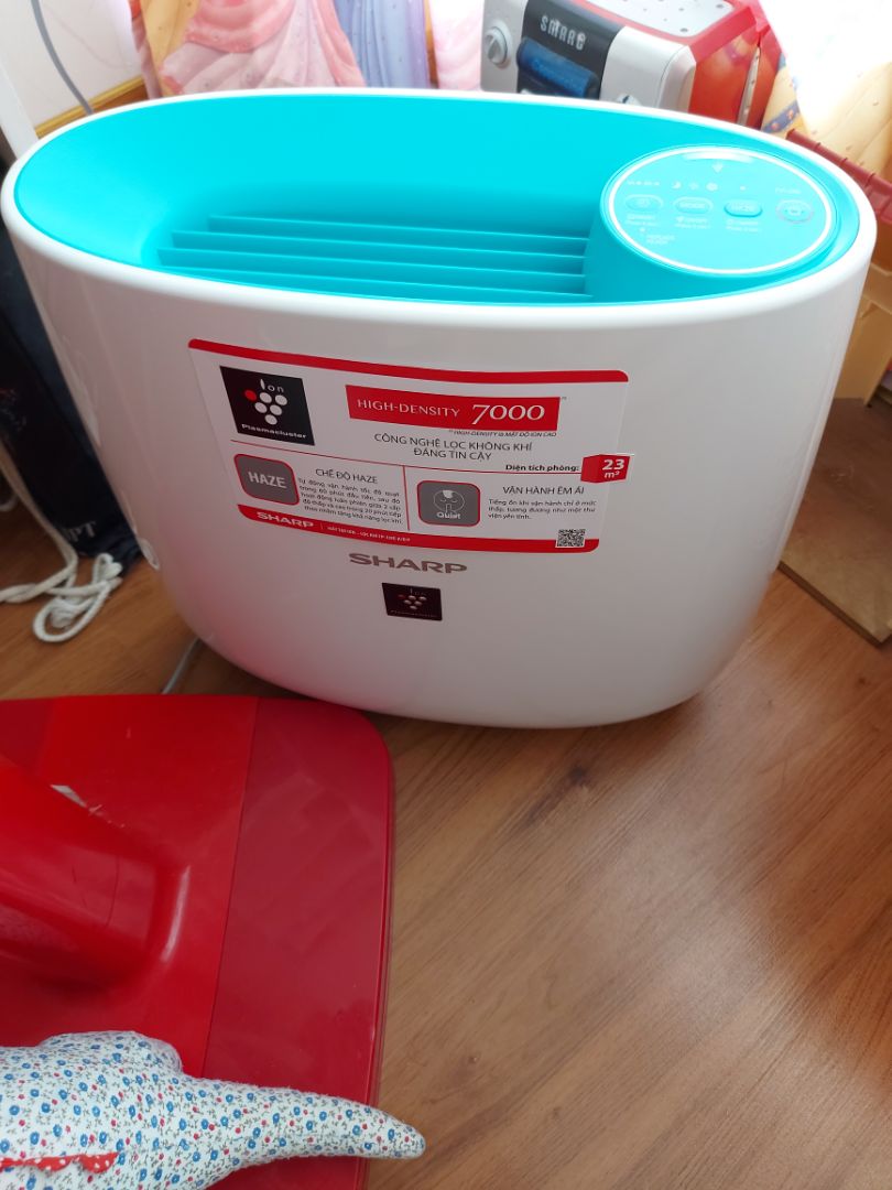 Chọn lựa rất lâu cuối cùng quyết định chọn Sharp. Máy hoạt động ổn. Không khí trong phòng kín, điều hòa liên tục thấy dễ chịu hơn so với trước, hết mùi khó chịu. Máy chạy rất êm. Mình chỉ hơi băm khoăn là lúc nào bật lên cũng thấy đèn xanh. Mà nhà mình thì khá nhiều bụi vì mặt đường. Nói chung tiki giao hàng nhanh, đóng gói cẩn thận.