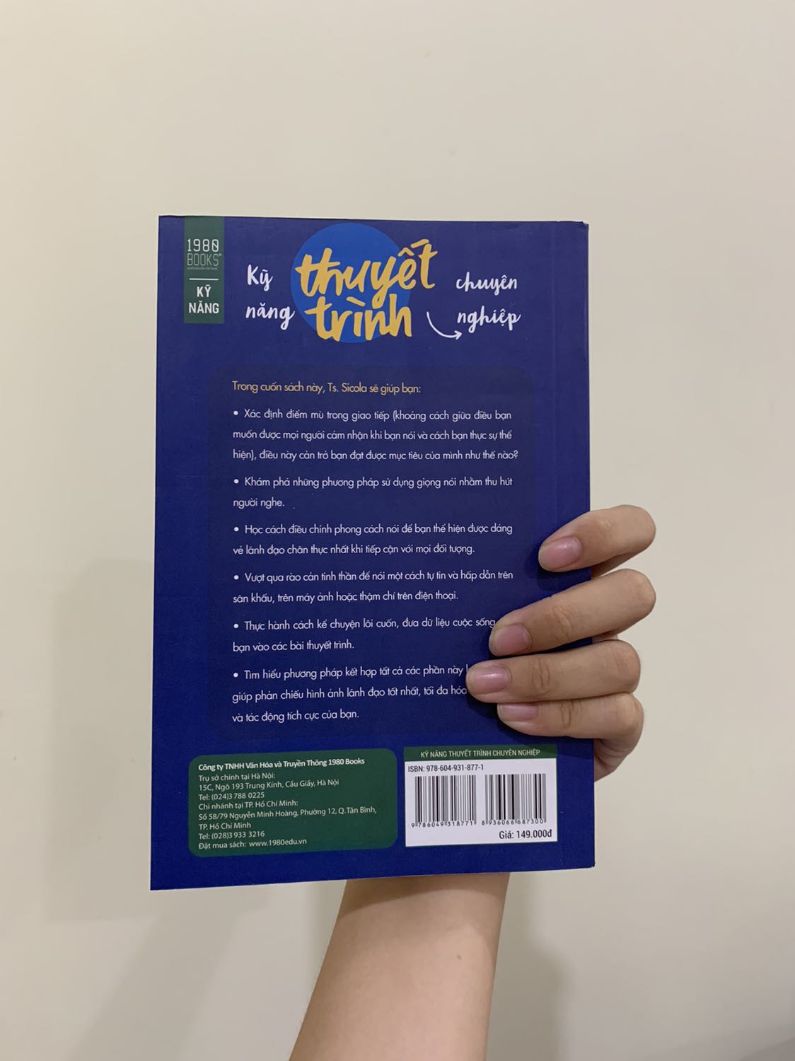 • Thời gian giao hàng tạm được.
• Chất lượng sản phẩm không tốt lắm vì có 1 chỗ của sách bị dính gì đen đen, 1 chỗ khác bị 1 đường đen gì luôn có thể là dấu quẹt của cây viết chì hoặc cái gì đó, còn cuối cùng là có 1 chỗ bị tróc 1 tí. Chung quy lại những cái đó khiến mình không hài lòng mấy về sản phẩm sách này.
• Góp ý đến Shop thêm về cách bảo vệ sản phẩm được tốt hơn khi giao cho khách thì nên bao bọc bằng “xốp chống sốc” hoặc 1 thứ gì khác nhé.
• Shop phục vụ khá ổn