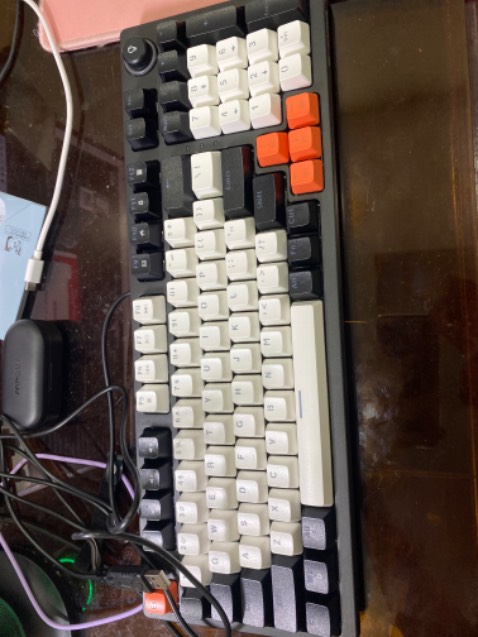 Bàn phím khá nhẹ nhàng. Cảm giác gõ mượt, hình thứ bắt mắt. Giao liên tỉnh nên hơi lâu xíu