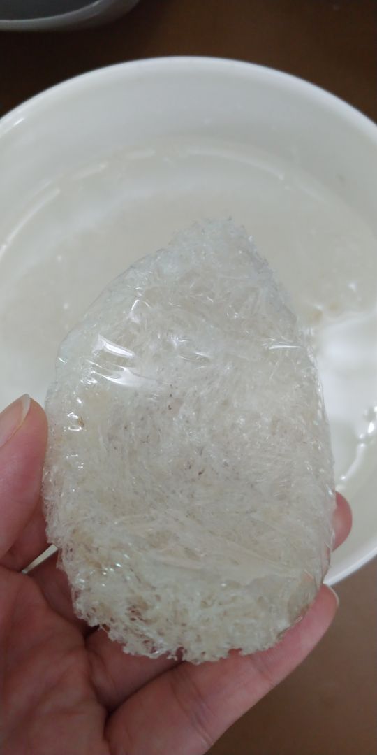 Yến sạch, nở nhiều, sợi dài, dai, ngon. Đúng yến nguyên chất, chưng lâu vẫn không bị tan và còn nguyên sợi. 1 tai mà nở cả tô, chưng đủ 4 người ăn.