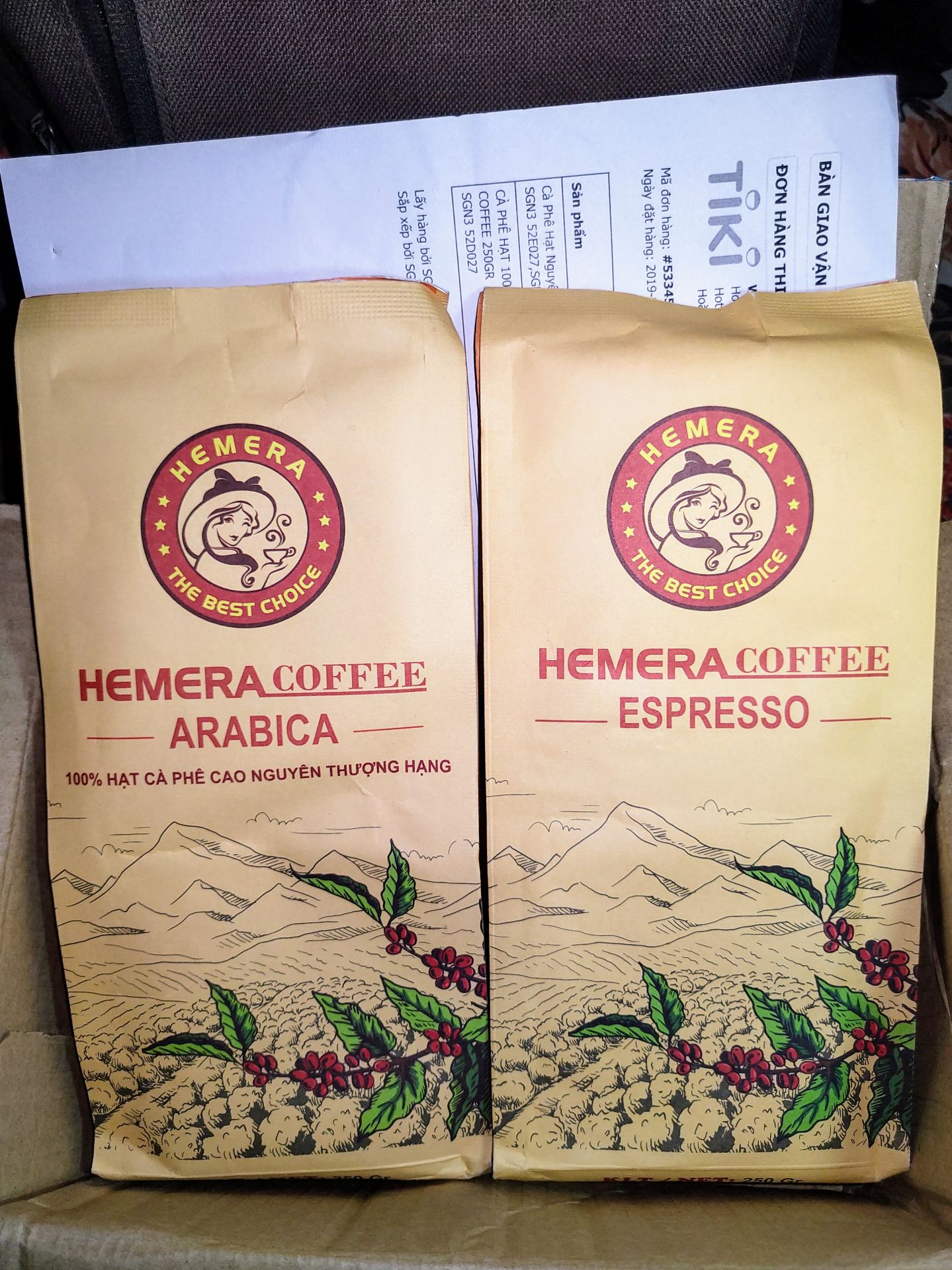 Order với thêm 1 gói Arabica nữa. Mình có TikiNOW nên mới order chiều hôm trước order là sáng hôm sau đã tới.
Đóng gói cẩn thận, bao bì thẳng thớm, lô cà phê mới xuất xưởng luôn. Chờ xay ra uống xong sẽ update thêm.
Thật sự espresso rang mộc với tầm giá này thì tuyệt. Ủng hộ hàng Việt và startup.