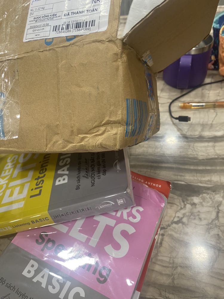Lần cuối cùng mua hàng trên tiki. Nhận đống sách về nhìn chán k buồn nói. Quăng luôn, ra hiệu sách mua lại dù tốn kém nhưng đỡ hơn ôm một đống sách nhăn nhúm gãy nhàu như thế này