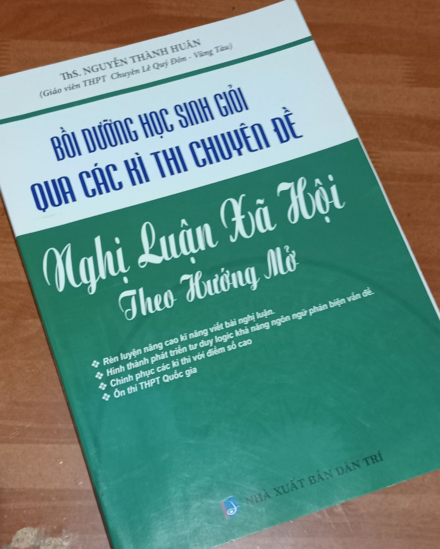 Đợi giao sách khá lâu nhưng xứng đáng lắm nha mọi người. Nội dung của sách thực sự chất lượng hơn nhiều so với tưởng tượng của mình. Cách trình bày rõ ràng, bố cục mạch lạc, chặt chẽ rất dễ đọc và tiếp thu. Phần đầu của sách chủ yếu làm rõ về khái niệm nghị luận xã hội là gì, yêu cầu chung và định hướng để làm một bài nghị luận xã hội. Có cả ví dụ, bài tập minh hoạ và giải thích chi tiết để giúp bạn đọc dễ hình dung. Phần sau của sách sẽ đưa ra các dạng đề mở cùng phần giải đáp cho từng đề một. Nói thật là mình siêu ưng ý về cuốn này, bởi vì rất ít dòng sách tham khảo nào mà lại có chất lượng tốt như thế. Các dạng đề tham khảo không hề mang tính rập khuôn, khô khan hay lỗi thời mà chúng hầu như đều có tính thời sự, mới mẻ, gây tò mò chưa kể nó còn giúp ta cải thiện cách hành văn, tư duy đồng thời có thêm nhiều góc nhìn hơn về các vấn đề được nhắc tới trong sách. Thích hợp cho những bạn muốn tìm hiểu sâu hơn về dòng văn nghị luận xã hội hoặc đang trong giai đoạn ôn thi căng thẳng.