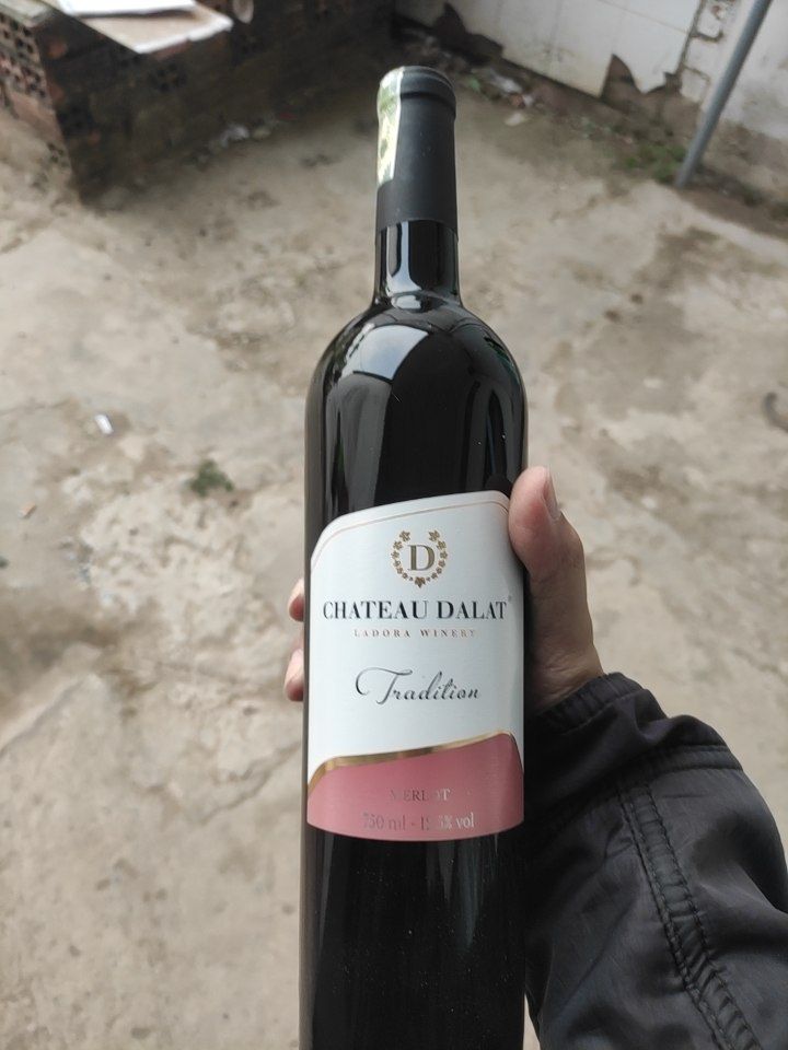 Rượu đẹp. tiki đóng gói kĩ. mỗi tội ông j&t quăng hàng mốp hết cả hộp bên ngoài. chưa uống thử nên không biết ngon không nữa