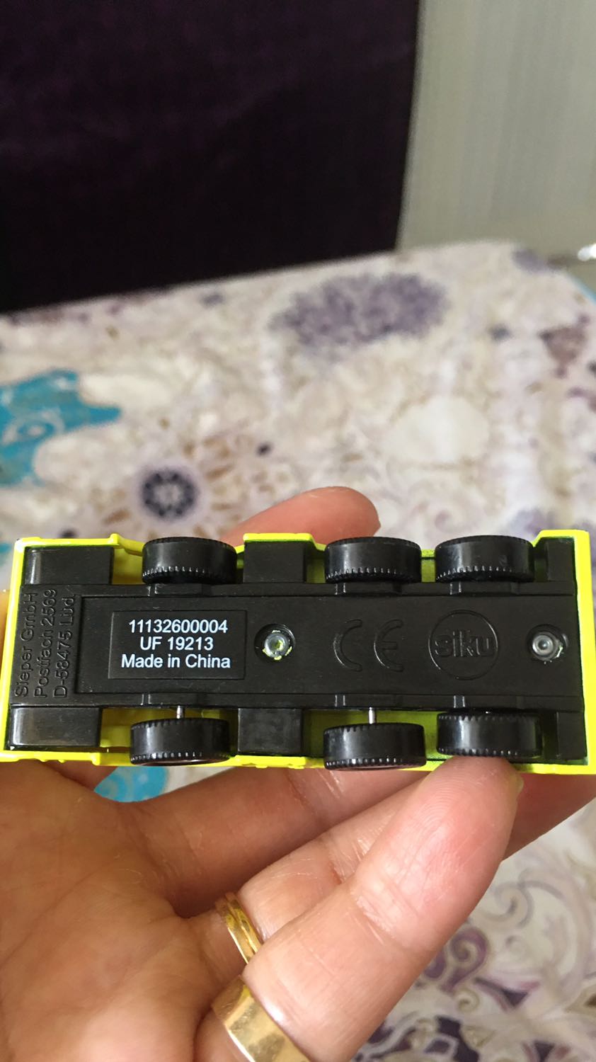 xe rất nhỏ hơn so với hình ảnh,đã vậy còn mà made từ china nửa chứ,nếu vậy thì giá quá cao so với xa made malaysia,nên rất kg hài lòng về sản phẩm,vì khi chọn đồ chơi cho bé mình rất dị ứng sản phẩm có made từ Trung Quốc