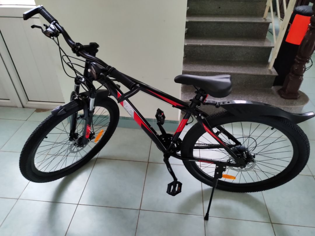 Khung sườn chắc chắn, sơn rất đẹp.
Còn 1 số điểm chưa như ý dưới đây, nhưng đánh giá chung là tốt trong tầm  giá.
Phụ kiện chưa thật chuẩn, khó lắp chỉnh chính xác:
Đĩa phanh không thật phẳng, khó lắp, chỉnh, chấp nhận cọ 1 chút.
Cơ cấu chuyển đĩa xích khó chỉnh cho chuẩn được.
Chắn bùn trước và miếng phản quang không thể lắp chung.