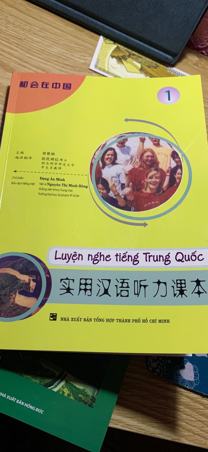 Sách hay dùng để luyện nghe thực sự rất tốt. Sách kèm 3CD mình có thể copy ra máy nghe nhạc, đi đâu cũng có thể luyện nghe và có cả đáp án sau sách để mình có thể kiểm tra lại. Mình mua sách đc giảm 25% thực sự là giá rẻ mà rất chất lượng...:)))