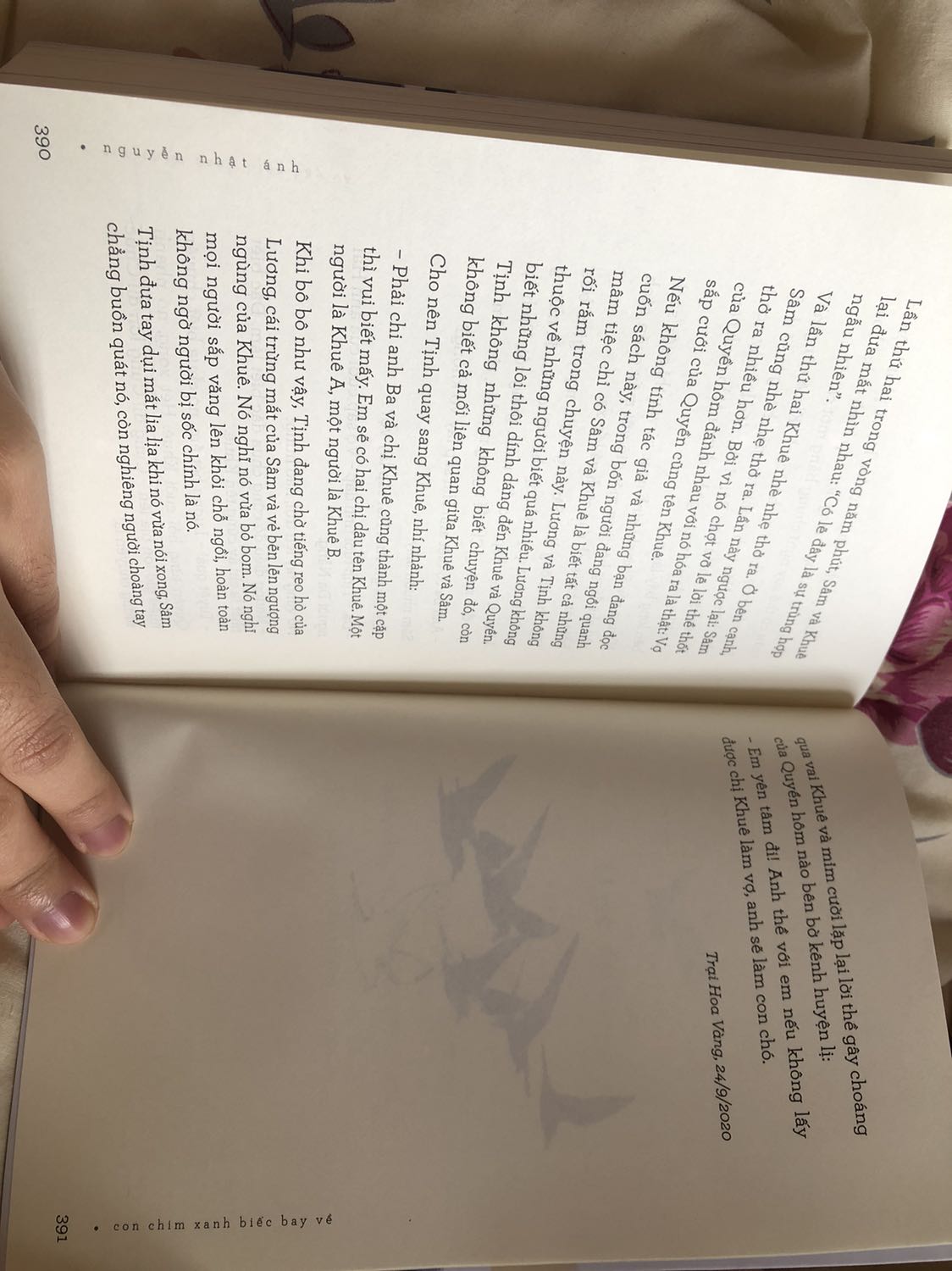 Giao hàng nhanh, đóng gói cẩn thận, sách khá dày, không bị móp méo ở gáy hay mép.
Nội dung sách không phù hợp với trẻ em, không phải vì ngôn ngữ mà vì ý tứ trong sách này của NNA khá thâm thuý và triết lí. Đọc sách cảm giác đang nghe giảng hơn là thư giãn. Mặc dù NNA vẫn gửi gắm bài học cuộc sống qua ngôn ngữ giản dị nhưng sách lần này không xoay quanh nhiều câu chuyện của 2 nhân vật chính mà chủ yếu nói về cuộc đời riêng của mỗi người. Cá nhân mình thì thích nói về cuộc đời chung nhiều hơn một chút. Rate hình thức: 5/5; Rate nội dung: 4/5