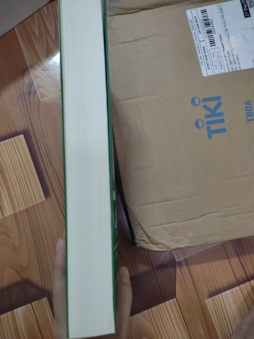 Lúc nhận hàng thì sách bị móp, ko ảnh hưởng chất lượng sách bên trong nên bỏ qua đc. Sách siêu dày và đồ sộ luôn á, cầm mà ngỡ ngàng luôn. Bài tập cực kì nhiều, đa dạng, trình bày rõ ràng, có sơ đồ tư duy hệ thống hoá kiến thức. Nma có mấy câu giống với bài tập trên lớp mình:))