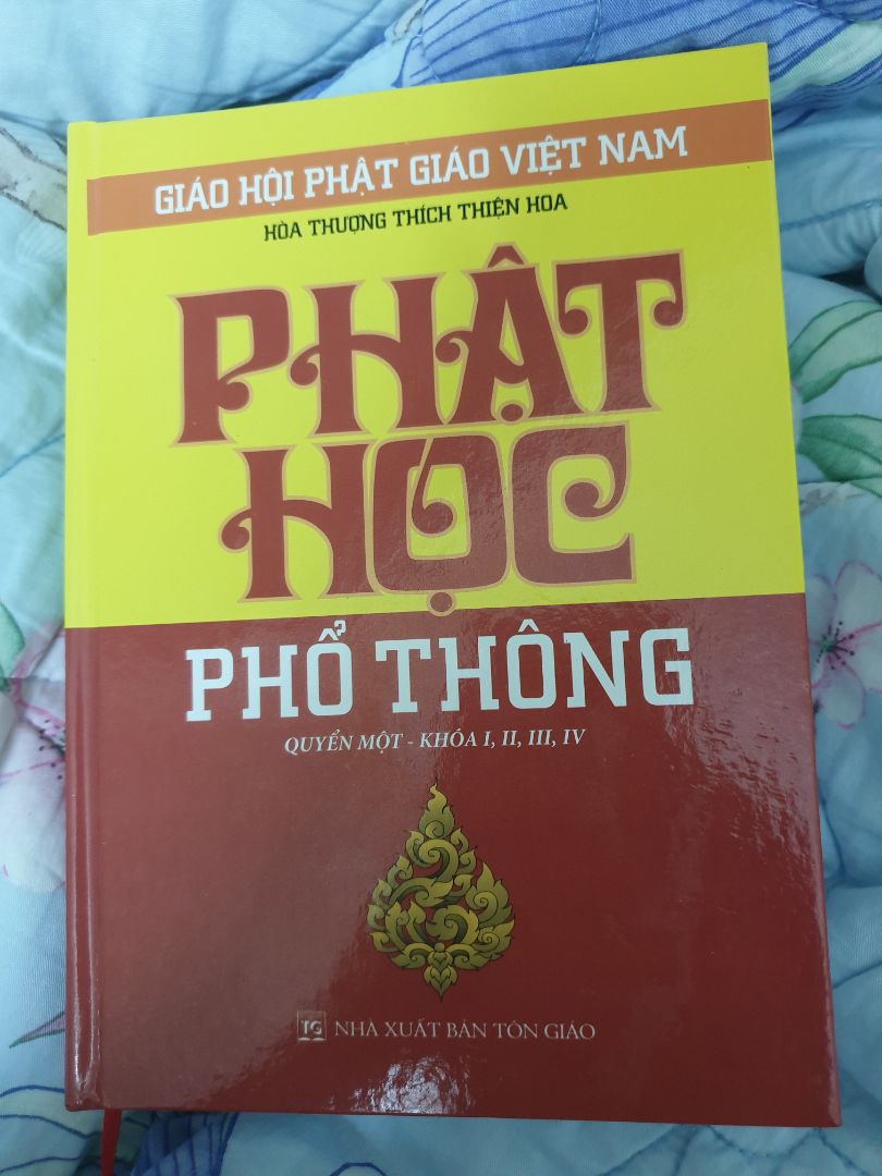 sách bìa cứng, sách in đẹp, chữ rõ ràng giúp đọc không đau mắt; sách dễ đọc, chữ nghĩa được viết cẩn thận
