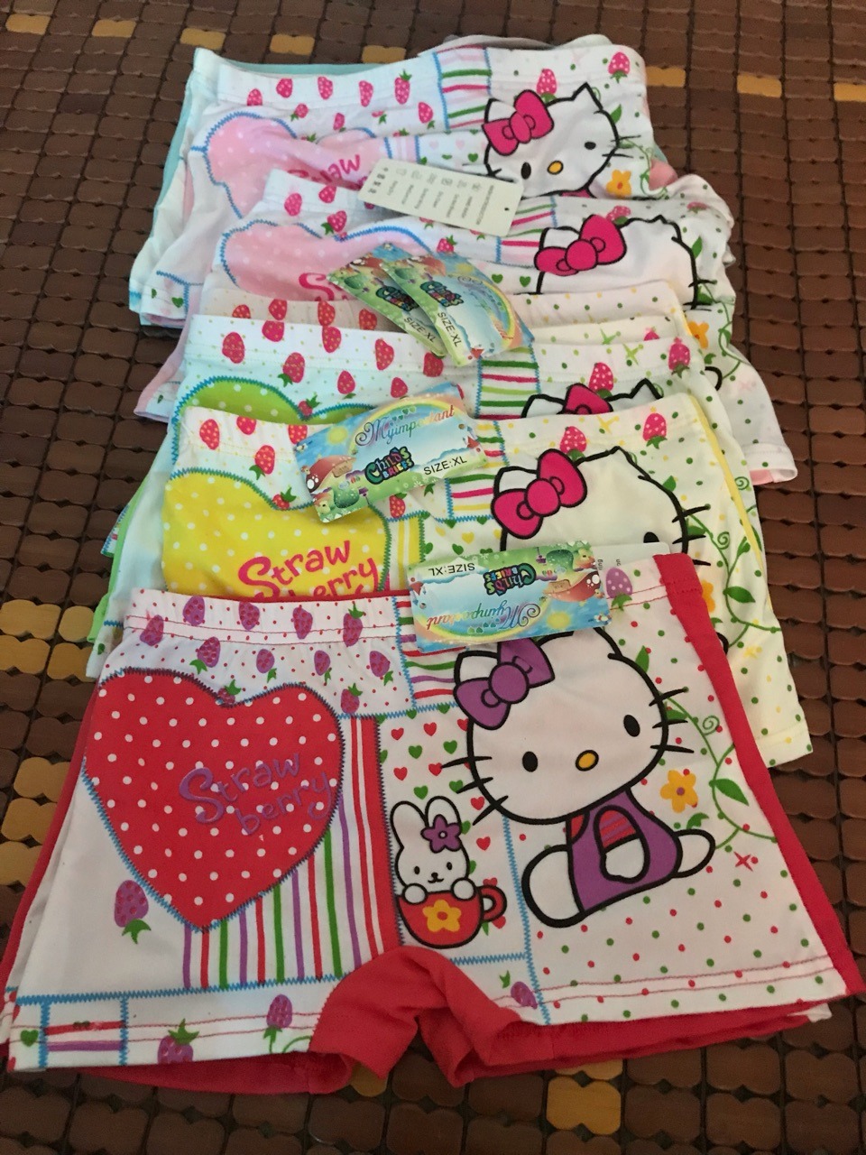 Có 2 ấn tượng ko được hài lòng của mình:
1. Mình mua mẫu này mà giao cho mình có vẻ giống mẫu ở link này: https://tiki.vn/combo-10-quan-chip-dui-be-gai-hang-xuat-chat-dep-zqc007-p14615208.html?src=recently-viewed

2. Màu sắc thì đẹp sặc sỡ y hình theo mô tả ở mẫu link mình gửi kia, nhưng mà chất liệu thì ko thoáng mát, hơi bí. Vì mặc trong váy, mình ưu tiên sự thoải mái, mát mẻ cho con nên mình khuyên chân thành là không nên mua. Còn ai với tiêu chí đẹp bất chấp thì cứ mua vì đúng màu sắc đẹp thật đó.