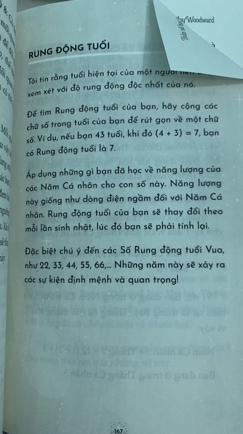 + về Tiki: luôn nhanh và chất lượng, da best
. Mới đặt lúc sáng sớm 2 giờ sau đã có.
+ về nội dung sách: (mua về mình đọc 1 lèo xong luôn)
-Sách trình bày đơn giản dễ hiểu
- Nội dung thì sơ lược nên rất phù hợp với những người mới bắt đầu tìm hiểu
-So với Nhân số học của cô Lê Đỗ Quỳnh Hương thì không đi sâu vào từng mục nhưng mình thấy 2 cuốn này có thể bổ trợ cho nhau, vì cuốn Nhân số học còn thiếu vài mục mà sách này nêu lên.
- cuối cùng là mình thích cuốn này vì nó kết nối được nhiều thông tin liên quan tới Tarot và Chiêm tinh. 
Kết luận lại: rất đáng mua