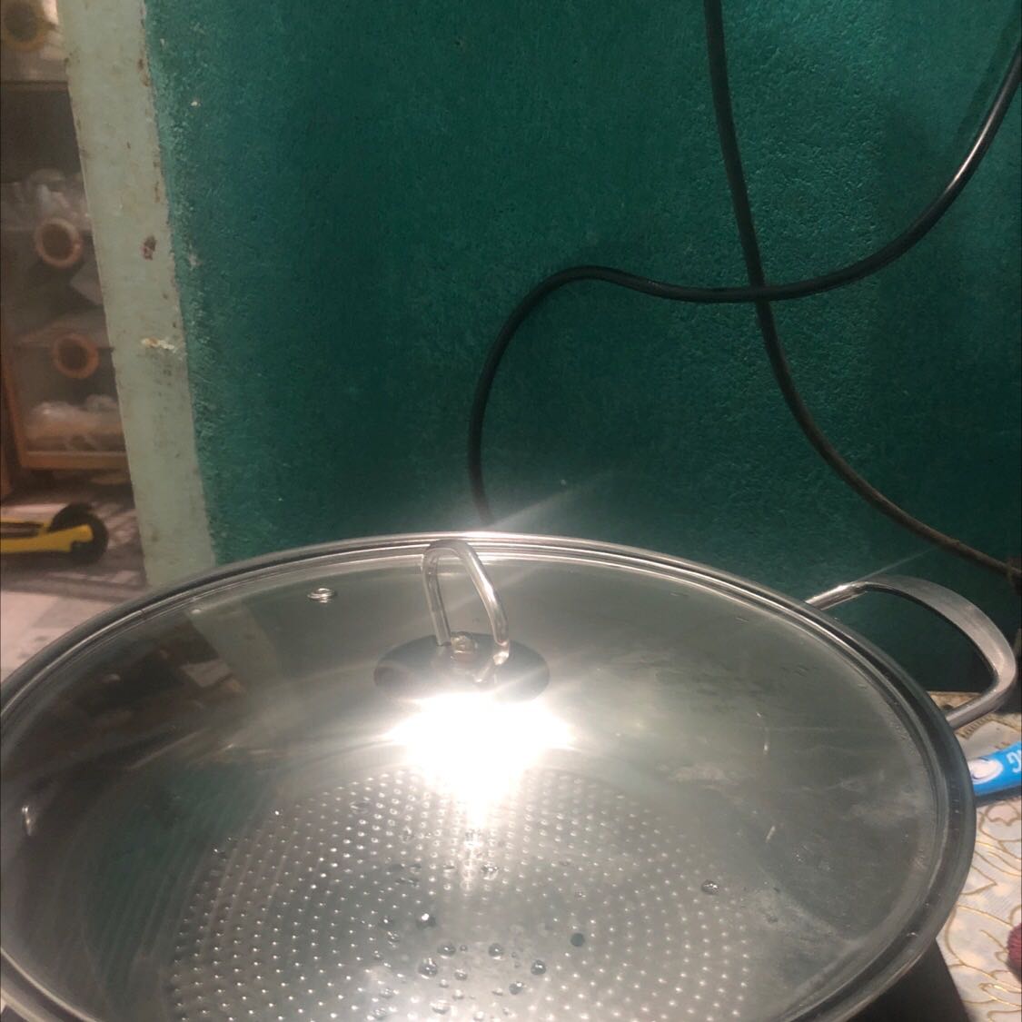 còn chu đáo tặng kèm nồi ,rất tiện ăn lẩu.luu ý 2000w anh chị hãy trang bị hệ thống dây điện đủ tải nhé.hướng dẫn tiếng việt ok