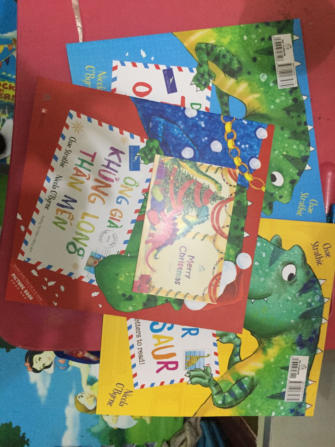 Sách rất song ngữ rất hay, hình ảnh rất đẹp và sống động, vừa đọc truyện vừa học tiếng anh rất hiệu quả vì những mẩu chuyện rất gần gũi với các bé