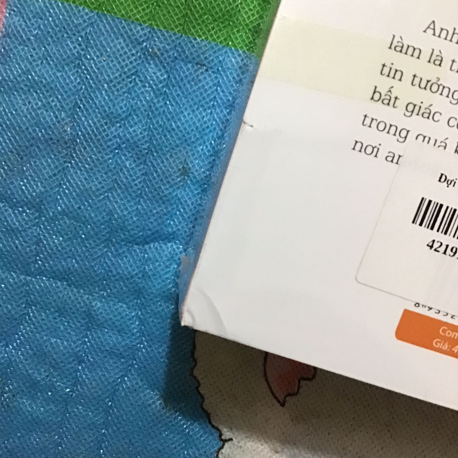 Sách mới,giá sale 27/3 cộng thêm áp mã nữa cũng giảm cỡ 50%. Sách để hơi bụi một tí nhưng lau đi là sạch. Nội dung hay,lôi cuốn,đáng mua. Giao hàng siêu nhanh ! Hơi móp một chút. Lưu ý là box bên ngoài bọc thực tế chỉ là bìa áo bọc 3 tập với nhau chứ k phải box cứng.