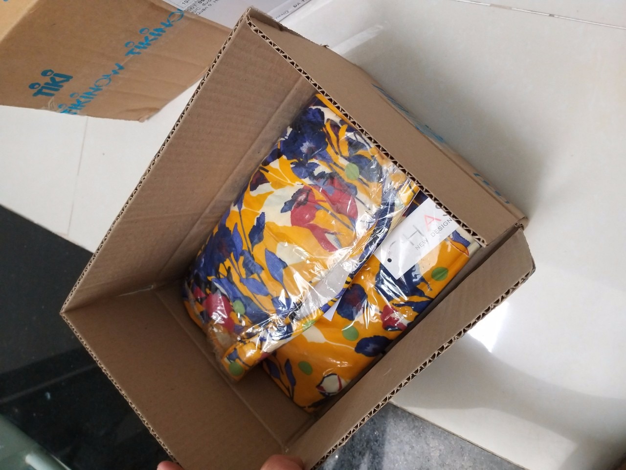 Mới nhận sản phẩm, nhìn bên ngoài đóng gói rất cẩn thận và đẹp, mình ở HCM mua và nhận hàng sau 1 ngày. Chất vải nhìn ko đc mượt mà như hình ảnh, màu sắc cũng hơi tối hơn. Họa tiết thì cũng như vậy, nhìn chung so với giá thành thì rất là ok, xứng đáng để sử mua, còn dịch vụ từ tiki thấy nhiệt tình, ko chê đc gì.
 Mình sẽ cập nhật thêm sau thời gian sử dụng