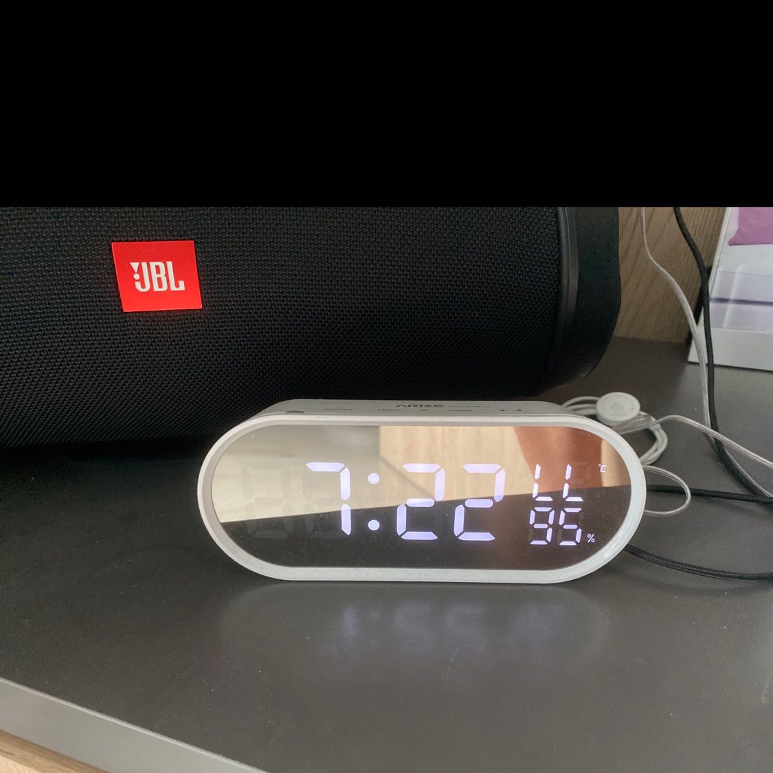 Mẫu mã rất đẹp, sáng! Mình đã mua 1 cái ở siêu thị về dùng 2 tuần thấy OK. Lên Tiki đặt thêm 2 cái để bỏ phòng ngủ. Nhưng chỉ được vài tuần là số chỉ nhiệt độ bị mất nét. Có lúc mất hết chỉ còn 1 nét.
Với lại chỉ số độ ẩm và nhiệt độ chỉ hiển thị cho đẹp chứ không hề chính xác. Mẫu mã rất đẹp, sáng! Mình đã mua 1 cái ở siêu thị về dùng 2 tuần thấy OK. Lên Tiki đặt thêm 2 cái để bỏ phòng ngủ. Nhưng chỉ được vài tuần là số chỉ nhiệt độ bị mất nét. Có lúc mất hết chỉ còn 1 nét.
Với lại chỉ số độ ẩm và nhiệt độ chỉ hiển thị cho đẹp chứ không hề chính xác.