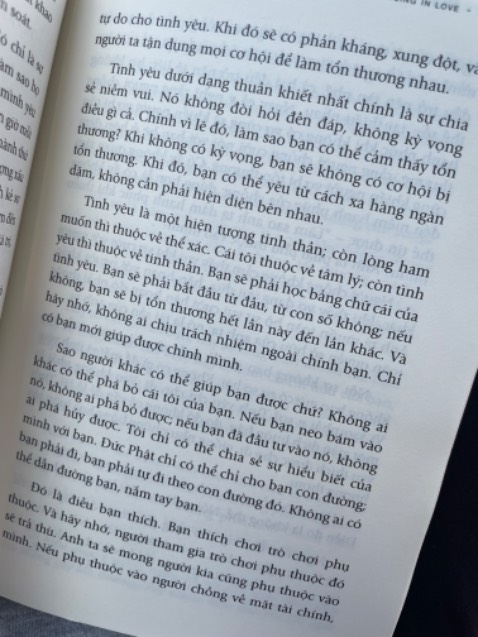 sách hay kinh khủng, mình đã thay đổi nhân sinh quan sau khi đọc xong quyển này luôn, nhất là về tình yêu, thì ra trước giờ yêu lầm bảo sao.. 
 rất thích sách Osho, sẽ mua thêm may quyen con lai cho đủ bộ 💫🌷💖☃️