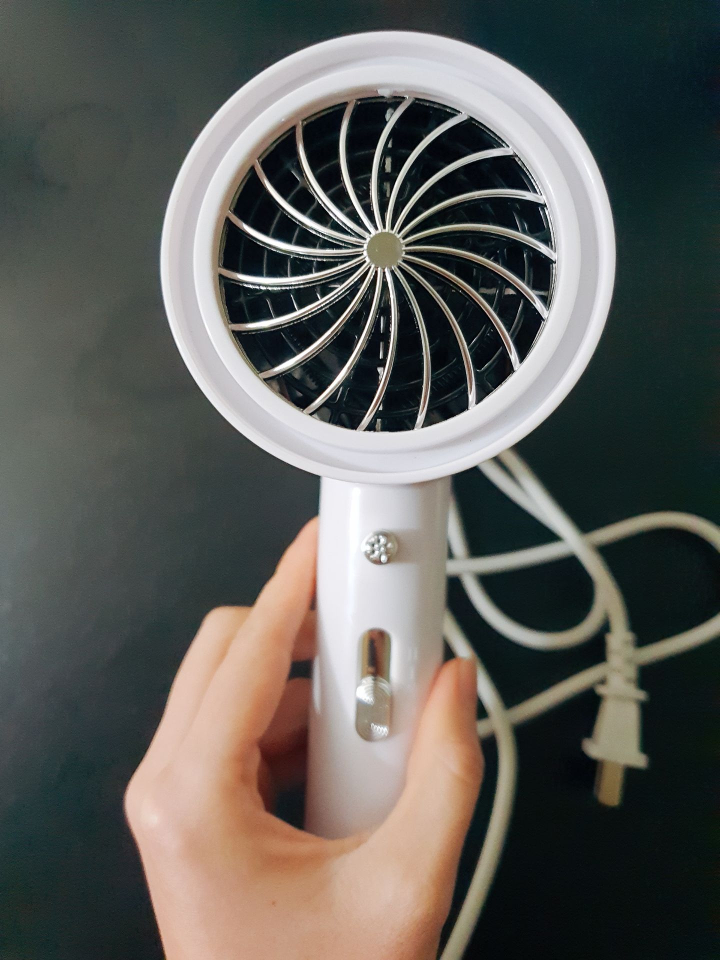 Màu trắng kiểu sang thanh lịch, thích nhất là máy cực kỳ nhẹ, không bị nóng da đầu nên dùng được cho trẻ nhỏ con mình có thể tự sấy được tóc nhưng phải nhắc con là để ý khoảng cách vì mặt lưng máy sấy nan hơi rộng nên tóc dài có thể bị hút vào và mắc tóc, sấy xong tóc phồng và tơi không bị khô đúng như mô tả sản phẩm, từ khi có máy sấy Cwell dù trời lạnh 2 mẹ con cũng chăm gội đầu hẳn