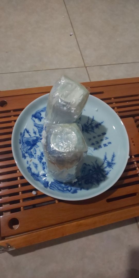 không đúng mẫu, hàng rẻ tiền..dấu *** đảo. Đặt bộ ấm chén vuông có bọc vàng  lại gửi bộ rẻ tiền ngoài chợ có 30k. Giá trị hơn 600k nhận được 30k