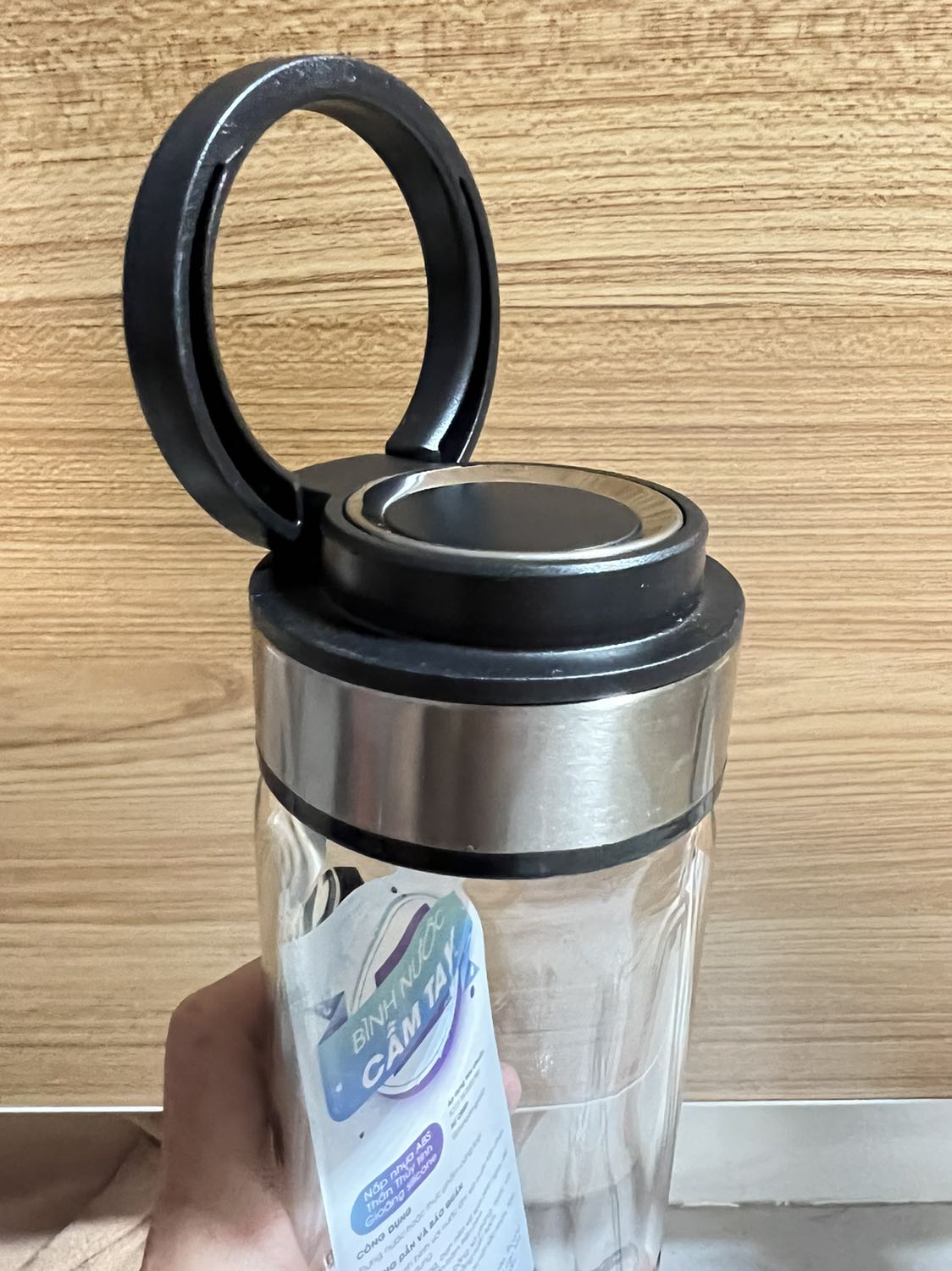 Tiki giao hàng nhanh hơn dự kiến đấy :))
Sản phẩm đơn giản, trang nhã và tiện dụng
Cái vòng tròn trên nắp chỉ làm điểm nhấn cho sản phẩm thôi nha mọi người. Nói chung phù hợp để mang nước vào văn phòng là mình ok rồi ::)