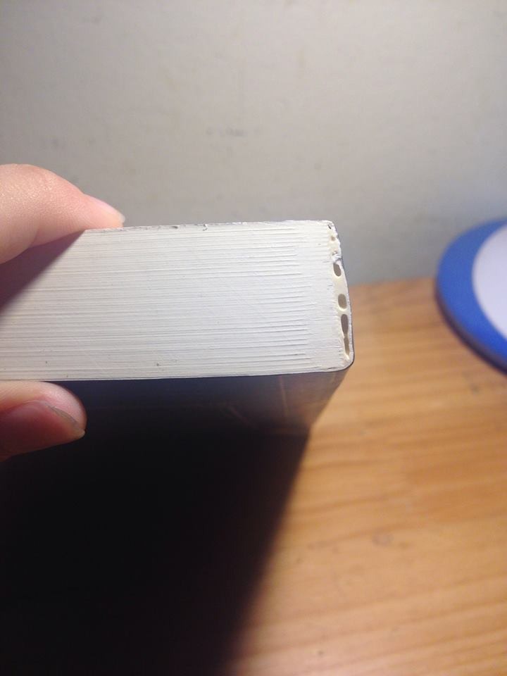 Giao hàng: nhanh, ngay sau hôm đặt đã có hàng rồi, mặc dù mình đặt giao hàng tiết kiệm

Đóng gói: bọc rách nhiều chỗ to bổ chảng, may mà không bẩn vào bên trong. bóc cái bọc ra thì sách bị xước rất nhiều, cái này các bạn zoom ảnh lên là nhìn ra ngay. rất buồn

Nội dung: 
- chủ đề thì hay, luận điểm mới lạ
- tuy nhiên viết rất vòng vo tam quốc, dùng hơi nhiều hình ảnh ẩn dụ, lan man làm cho câu không thoát ý, có khi còn tối nghĩa nữa. có thể là do người dịch
- nhiều đoạn dẫn dắt dài thòong lòong, đọc xong nghĩ mãi mà không thấy liên quan. 
- do mình ở châu Á, 2 vợ chồng tác giả lại lớn lên và sinh sống trong văn hóa và giáo dục châu Mỹ, châu Âu. thế nên khi tác giả lấy dẫn chứng hoặc ví von sẽ lấy các nhân vật, sự kiện, sự vật... ở đây. mình đọc thấy bị sao nhãng do nhiều chi tiết không hiểu sâu được, cũng không cảm thấy bị ấn tượng
- có vài đoạn đi thẳng vào vấn đề, đọc khá sướng nhưng chỉ được một khúc thì ôi thôi lại 7749 phép tu từ làm cho câu cú bỗng dưng khó hiểu. càng đọc càng thấy sách nó không dành cho những đứa đầu óc thường dân như mình thì phải

mình mới chỉ đọc một lần, chắc vì hiểu biết cũng hẹp nên không thấy phù hợp. có lẽ sẽ phải đọc lại nhiều lần, nhưng tiki chỉ cho nhận xét 1 lần thôi, cũng không cho sửa bình luận nên cứ tạm là thế này. chúc mọi người mua sách như ý nha