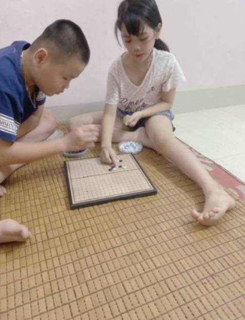 Bàn cờ nhựa bóng rất đẹp, bề mặt có nam châm dính quân cờ tốt. Kích thước quân cờ vừa phải. Nói chung hài lòng... Mình có mua về cho 2 bé con nhà mình luyện cờ ca rô, còn bố với bác thì luyện cờ vây. 1 công đôi việc. kaka