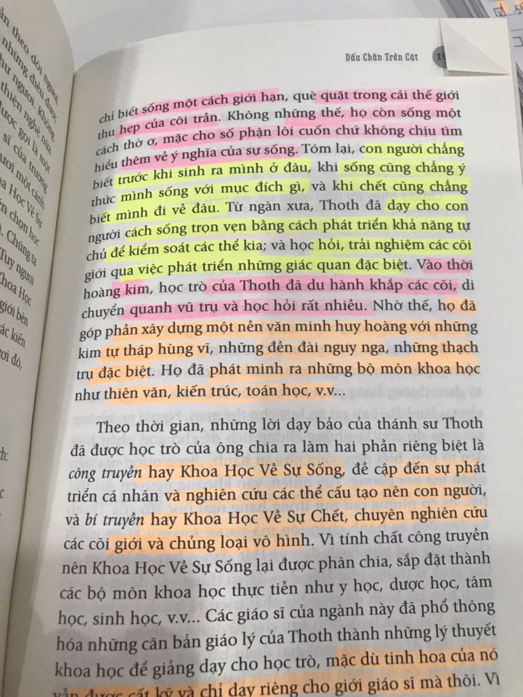 Đây là 1 trong những cuốn sách rất nên đọc của tác giả Nguyên Phong. Nội dung chính nói về 1 vị Pharaoh đã cố gắng thay đổi, sửa chữa cách thức trị vị của các vị vua trước bằng cách quay về bên trong, tự hiểu chính mình, không mê tín, lễ bái thần linh mà hướng về trí tuệ và tình yêu thương, chân thiện mỹ. Cách sống tốt đẹp hơn cho toàn dân, ngưng chiến tranh và nên dừng tranh quyền đoạt lợi. Ông đã sắp xếp để có người học những kiến thức hữu ích để dạy lại cho đời sau. Có 1 câu cuối rất hay " cũng như những vết chân trên cát chỉ tồn tại thoáng giây rồi phai mờ.." đời người những huyễn mộng, tỉnh giấc rồi những gì quan trọng hôm nay không thể mang theo dù là 1 sợi tóc.. những điều tuyệt vời trong một cuốn sách!!