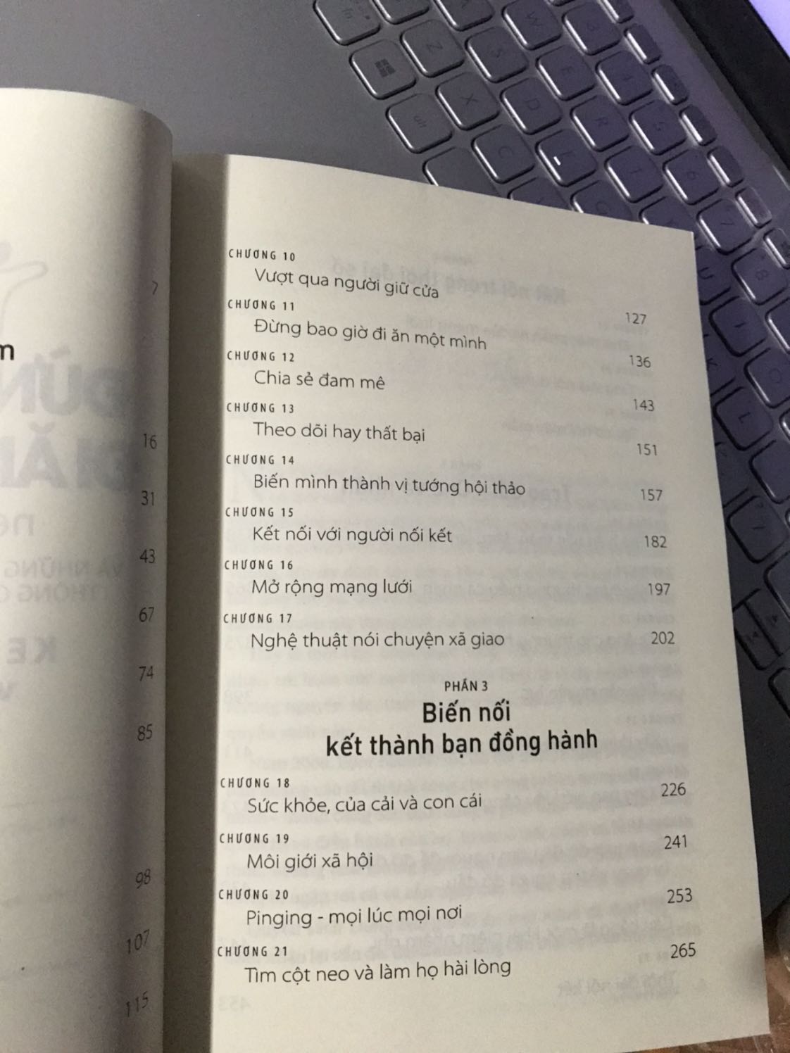 Quyển này cũng có nhiều đánh giá rồi 
Nên mình đánh giá chất lượng bên ngoài nhé
Sách đến tay không hư hại gì
 Chất lượng Giấy tốt, dễ đọc
Tuy giao chậm 2 ngày nhưng mình rất hài lòng