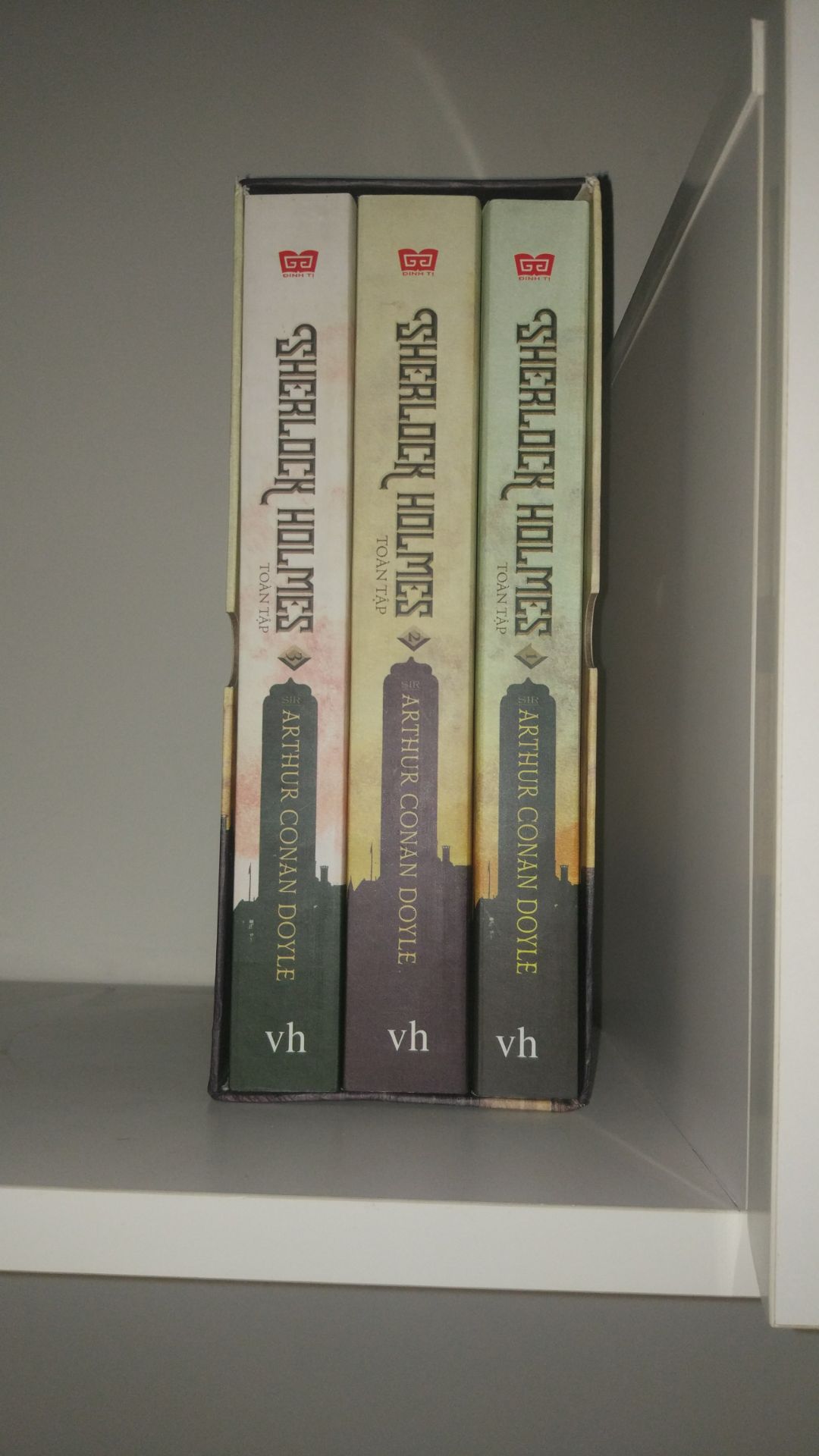 Sách của nxb VH, không phải của nxb PN. Theo như mình đọc thử mấy trang đầu thì sách của nxb PN dịch sát hơn.
Ưu điểm là giao nhanh (1 ngày), sách đẹp, giấy hơi vàng, chất lượng tốt, có hình minh họa "những hình nhân nhảy múa".
Nhược: Truyện sắp xếp không theo thứ tự. Sherlock Holmes trở về ở tập 2 trong khi vụ Holmes rơi xuống vực và biến mất (thung lũng khủng khiếp)  lại ở tập 3. Nếu ai đọc lần đầu thì sẽ nắm được bối cảnh truyện.