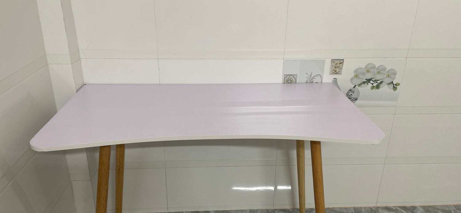 Bàn khá ổn nhưng mà mình không hài lòng lắm, shop đóng gói như gửi đồ nhựa ấy, chỉ bao bằng 1 lớp carton, lúc đc ship đến có cái chân bàn còn lòi ra ngoài luôn. Hậu quả là mấy góc bàn bị móp, trầy trụa hết 😔, mà shop cũng không cho cây bắt vít theo luôn, nói chung là khá thất vọng 😞