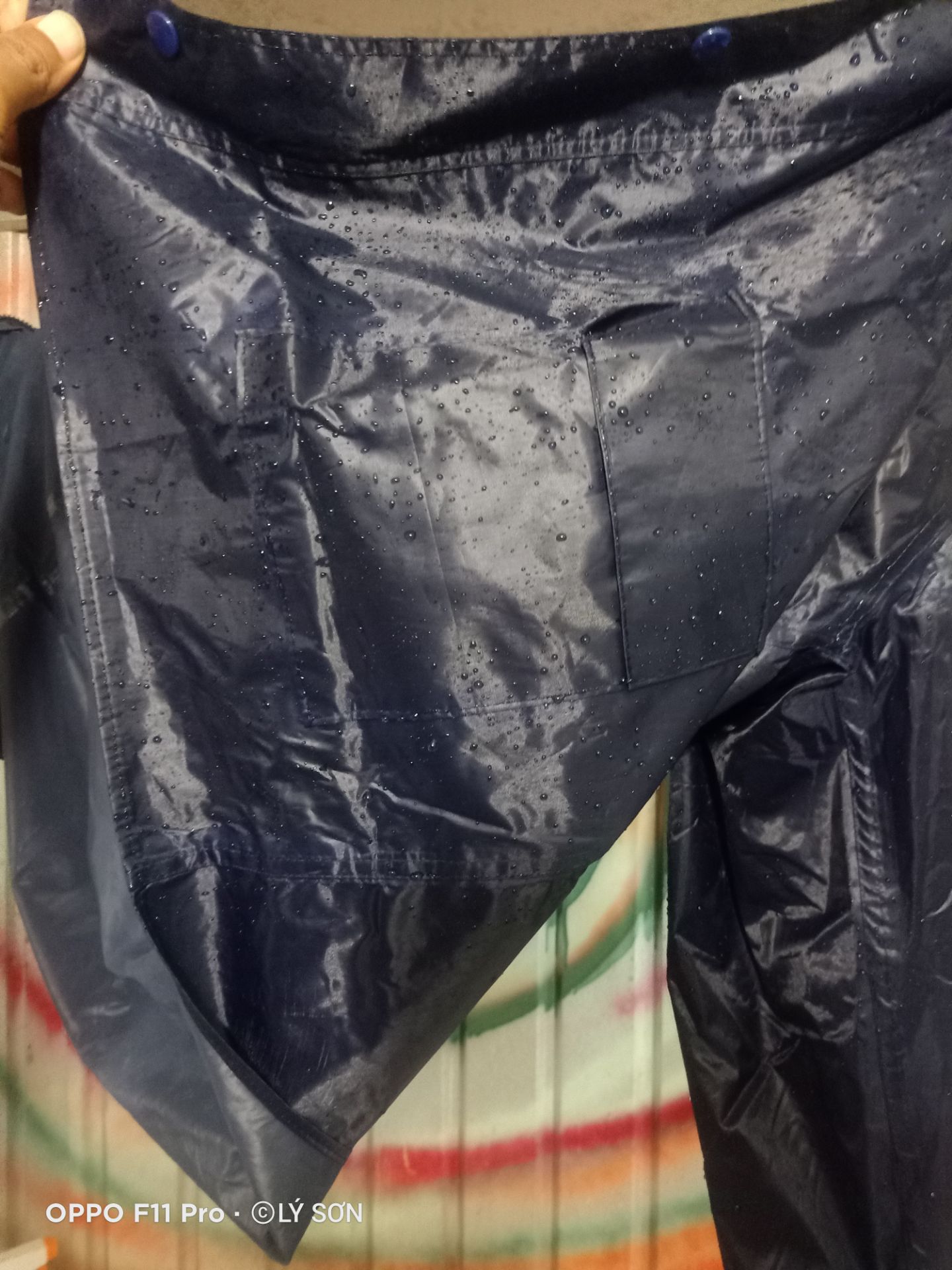 áo bị thấm vào bên trong như áo mưa bọc, quần ko bị (mưa lâm râm, chưa thử đi mưa lớn)