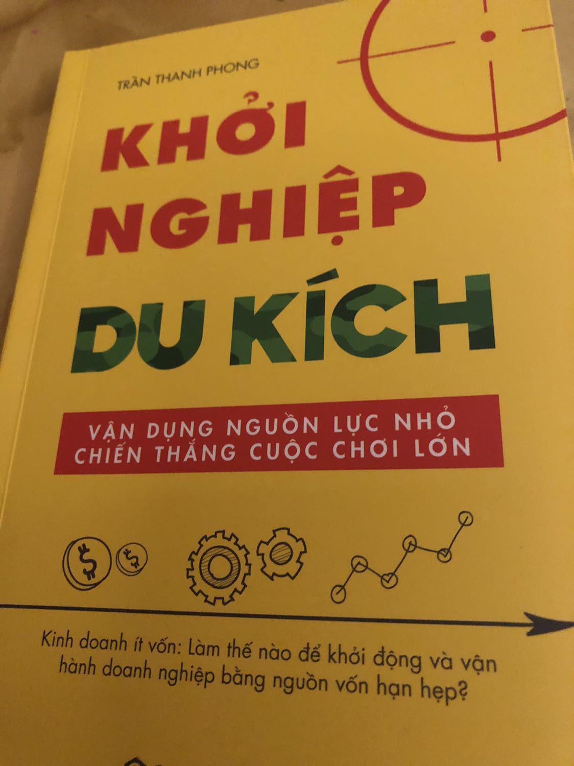 Tiki giao hàng nhanh, đến tay còn nguyên. Có phần quà tặng thêm của anh Phong rất hữu ích. Cuốn sạch đẹp trông rất thích. Nội dung hoà những chia sẻ của anh về khởi nghiệp rất hữu dụng cho các bạn mới như mình. Cảm ơn anh vì 1 cuốn sách của người Việt cho người Việt vì người Việt chất lượng như vậy. Đáng mua nhé các bạn