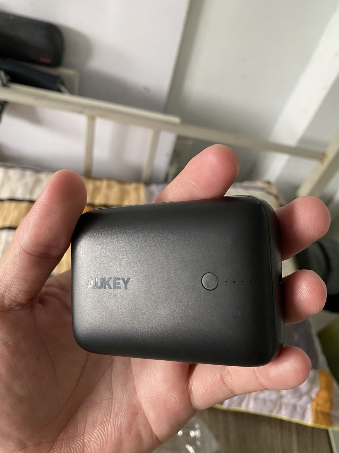 Hàng trầy xước quá nhìu khi vừa mở hộp ra mặc dù seal ở ngoài vẫn còn