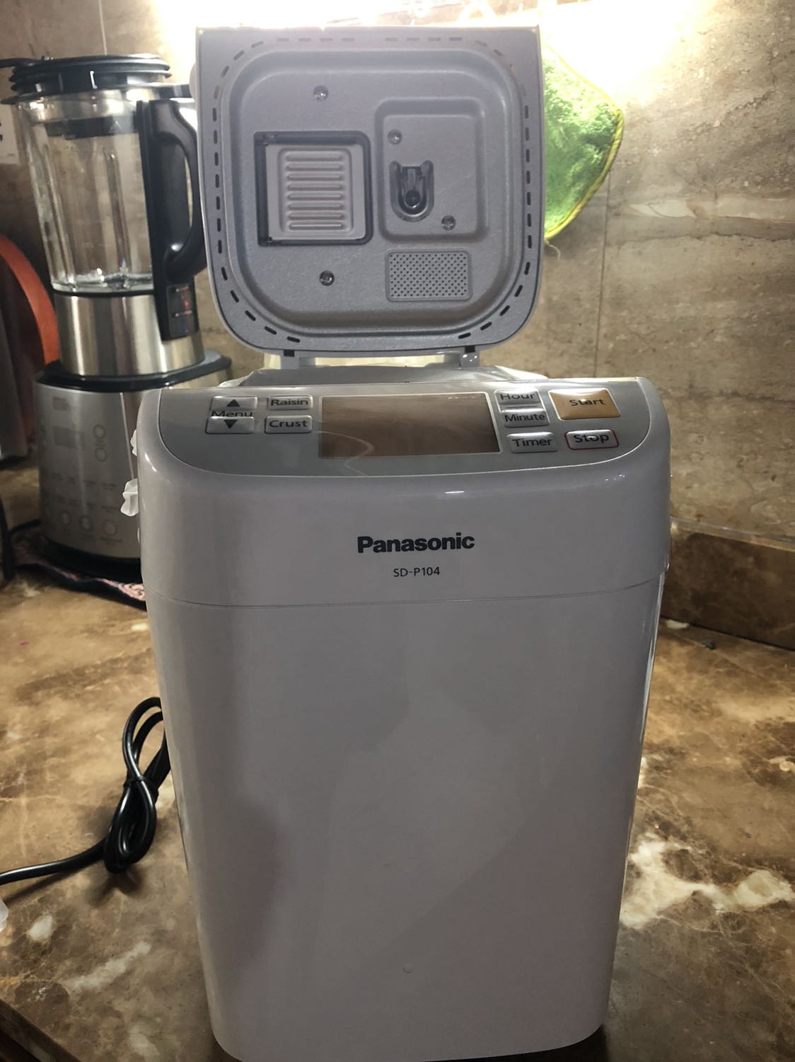 m vừa nhận máy, Tiki giao nhanh hơn dự kiến 10 ngày, cảm quan máy rất đẹp và chắc chắn, đúng như thương hiệu panasonic, có tiếng Việt, chưa làm thử nên chưa đánh giá đc về bánh