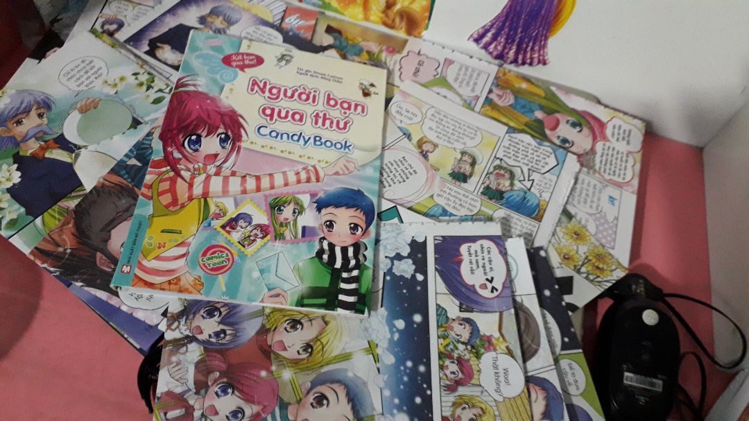 Mua sách mới trên tiki về dở ra đọc mỗi nơi một tờ. Ko chỉ 1 quyển mà mấy quyển rách vậy mình chỉ chụp hình 2 quyển lần này. Còn lần trước cũng rách tả tơi mình ko nói gì.