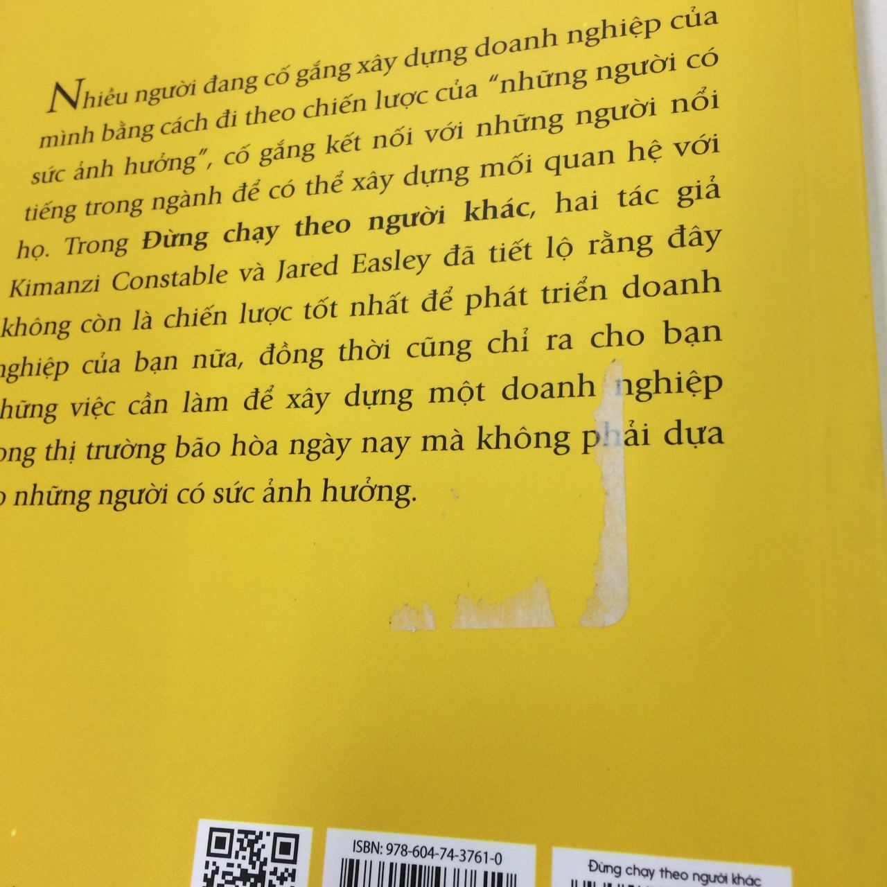 Mép sách sờn nếp, gáy sách bẩn, bìa sách bụi lau đen sì cả tay. Hi vọng các bạn chú ý cho chất lượng và bảo quản sách.