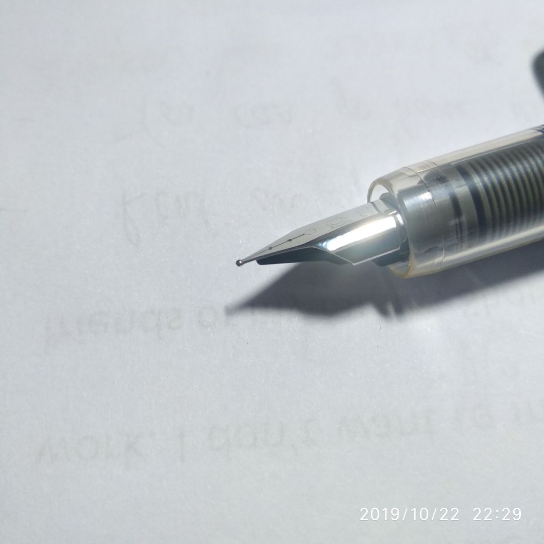 Đầu bút bo tròn nên viết rất êm, vì thế nên không tạo được nét thanh nét đậm. Chỉ điều cái ống mực, mua thì đắt tiền, xài lại nhanh hết, nên mình mua hộp mực ở ngoài để bơm vào khi xài hết (bơm bằng cái ống kim tiêm). Phần thiết kế thì đẹp miễn chê. Nói chung là rất tốt và mình cực thích hai cây này luôn á. Đầu bút bo tròn nên viết rất êm, vì thế nên không tạo được nét thanh nét đậm. Chỉ điều cái ống mực, mua thì đắt tiền, xài lại nhanh hết, nên mình mua hộp mực ở ngoài để bơm vào khi xài hết (bơm bằng cái ống kim tiêm). Phần thiết kế thì đẹp miễn chê. Nói chung là rất tốt và mình cực thích hai cây này luôn á.