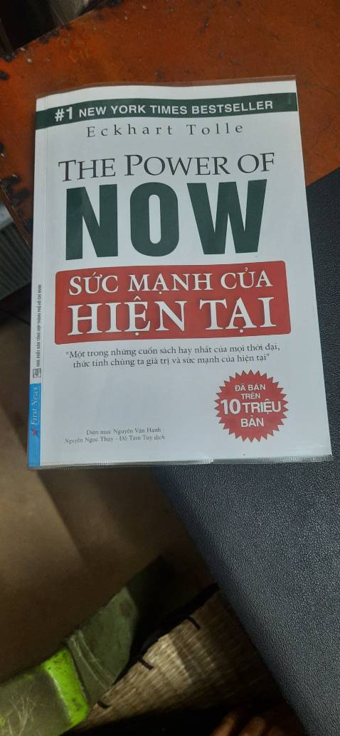 Mình nghĩ đây là cuốn sách vô cùng hay dành những bạn có xu hướng muốn tìm hiểu về tâm linh (tìm hiểu và nuôi dưỡng những giá trị nằm sâu bên trong mình), hay bản chất thiền là gì. Nhưng sẽ hợp lý hơn nếu bạn chọn đọc cuốn "thức tỉnh mục đích sống" trước rồi mới qua cuốn này. Thức tỉnh mục đích sống tuy được xuất bản sau nhưng nó sẽ cho bạn kiến thức, cái nhìn tổng quát hơn rồi bạn mới đi vào tìm hiểu chi tiết, bản chất, cách thức giải quyết vấn đề. Một cái nữa là cuốn thứ 2 dường như tác giả có kinh nghiệm hơn nên cách trình bày, diễn giải có phần dễ hiểu và logic hơn ạ.