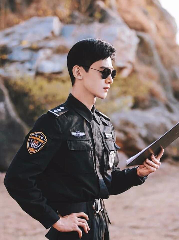 Khung tranh vải cố định gỗ rất chắc chắn! Mk mua sale dc giá rẻ! Rất ưng ý