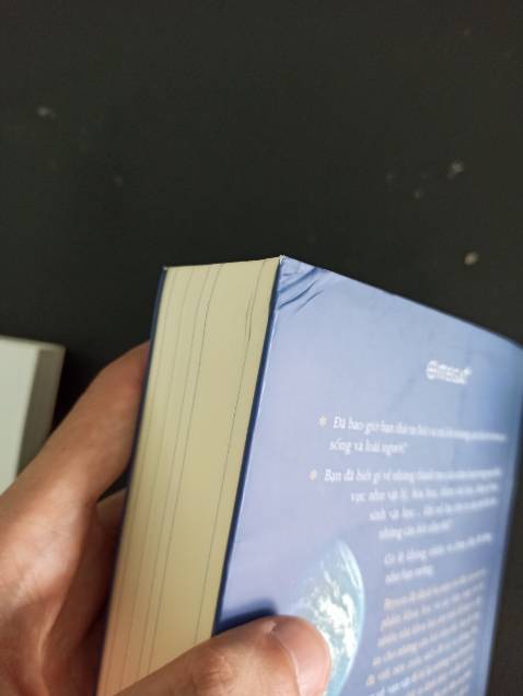 Sách mới nhưng chỉ bọc bằng foam xốp nên trong quá trình vận chuyển phần vỏ hộp đã bị va đập, dẫn đến cong góc sách, nhà bán nên bọc bìa các tông ở 4 góc sách để tránh hư hại trong quá trình vận chuyển, gây mất hảo cảm từ người mua hàng.
Xin cảm ơn!