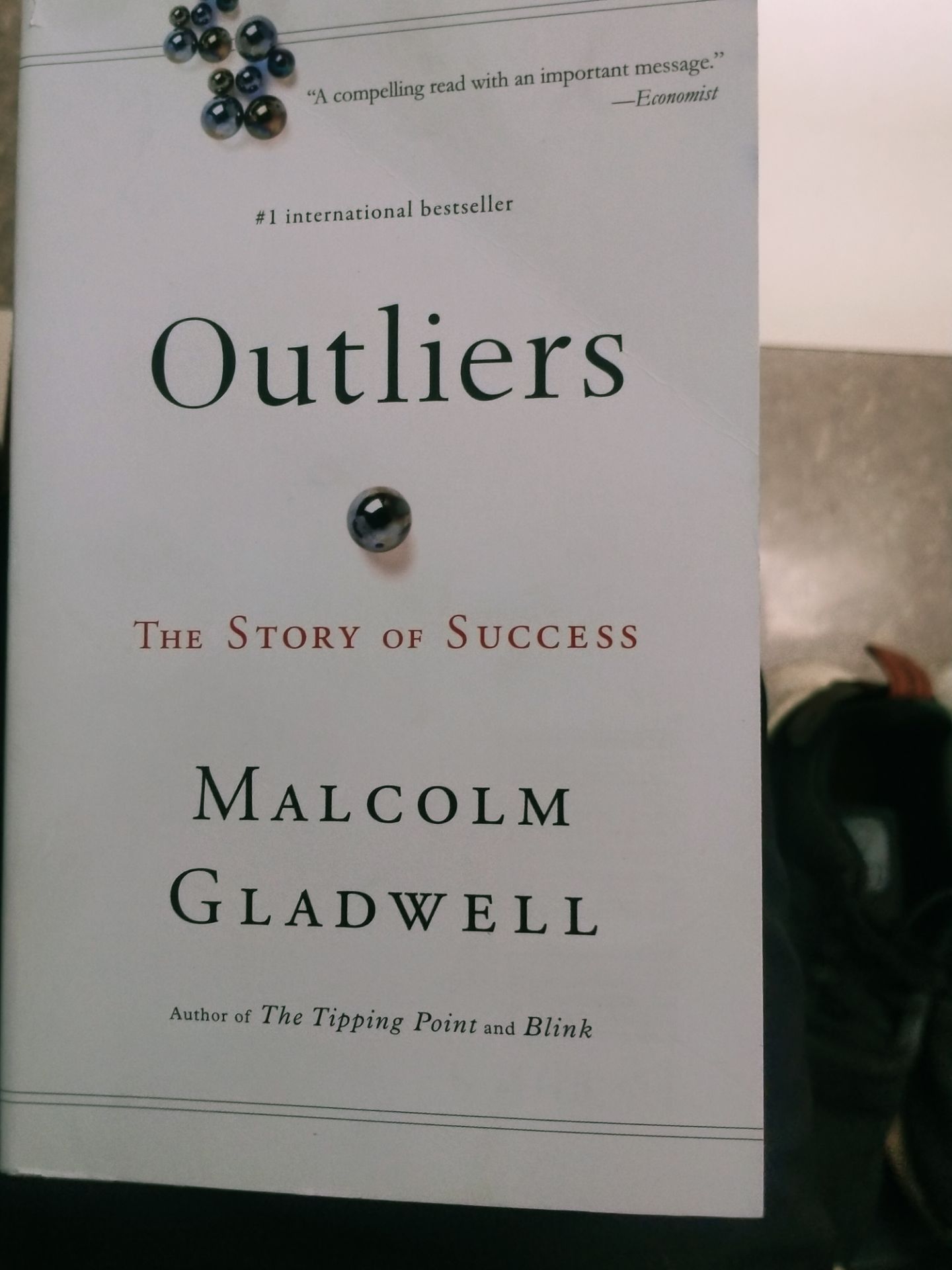 giao hàng nhanh nhưng không biết có phải do quá trình vận chuyển hay không mà bìa sách bị nhăn và bìa sau bị dơ, mà cũng không bao bọc sách lại để tránh nhăn nữa.