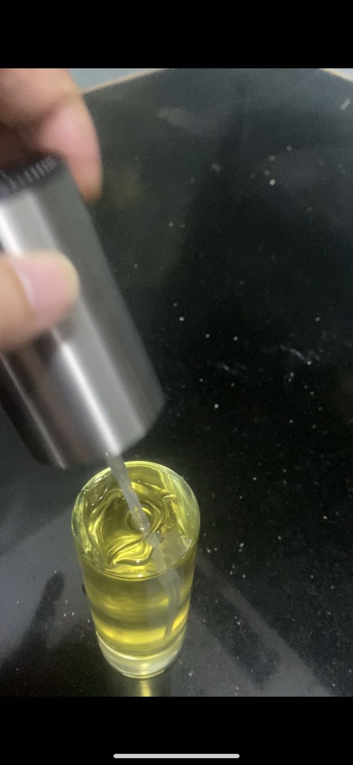 Khi vừa nhận hàng, mình chế dầu vô, cất rồi đi ăn cơm, rồi nghe tiếng rắc, mình đoán ngay là chai dầu có vấn đề (do đọc comment của 1 bạn trước đó với tình trạng tương tự) nên chạy vô xem, y như rằng, đầu lìa khỏi cổ! Mình liên hệ Tiki để complaint và đề nghị đổi lọ mới, Tiki từ chối với lý do là sản phẩm đã qua sử dụng. Nên mình nghĩ sản phẩm này dùng để trưng bày thì ok, bạn có thể mua nó vì ngoài hình nhìn cũng ổn, đừng chế dầu vô xài nha, vì có khả năng nó bị rơi cổ, không trưng bày tiếp được đâu, đổi cũng không được.