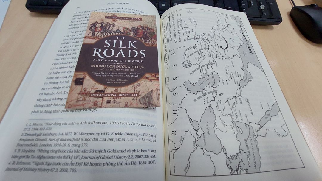 Lịch sử thế giới hình thành qua những con đường, những con đường khám phá những vùng đất mới, những con đường giao thương cho đến những con đường kết nối quốc gia, dân tộc, tôn giáo, có những con đường phát triển cũng có những con đường mang tính hủy hoại. Một tác phẩm phi thường gói gọn lịch sử theo cách băng trên những con đường với hành trình trải dài ngàn năm.