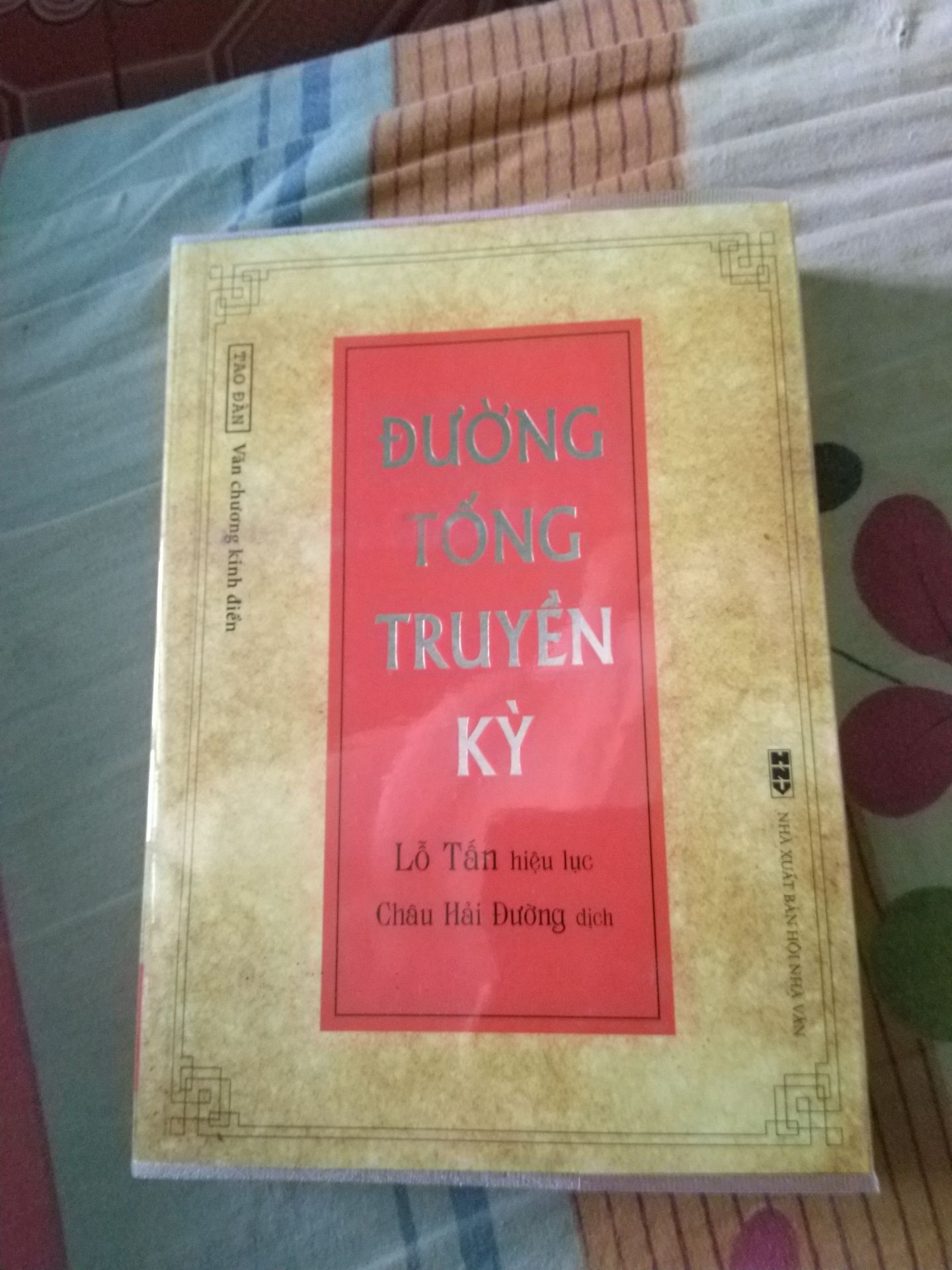 Sách gồm nhiều câu truyện truyền kỳ được lưu truyền từ lâu do nhiều nhà văn biên chép và được Lỗ Tấn biên tập lại.  Các câu chuyện có thể bắt gặp đâu đó trong các sách xưa như là những điển tích. Nếu quen với cổ văn thì đọc rất thú