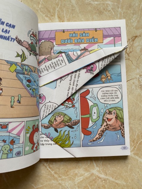 Shipper giao hàng nhanh. Sách bị đóng lỗi ngay mấy trang gần đầu. Nhờ shop hướng dẫn cách đổi sách khác.